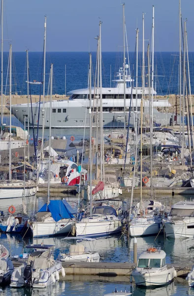 イタリア シチリア島 地中海 マリーナ ラグーザ ラグーザ州 7月2021 港に入る大きな豪華なヨットの眺め Editorial — ストック写真