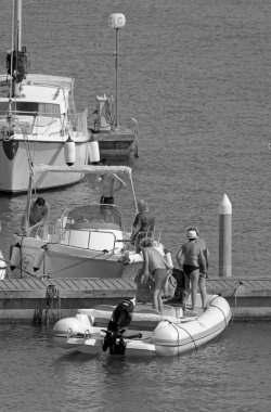 İtalya, Sicilya, Akdeniz, Marina di Ragusa (Ragusa ili); 4 Temmuz 2021, limandaki motorlu tekneler - EDITORIAL