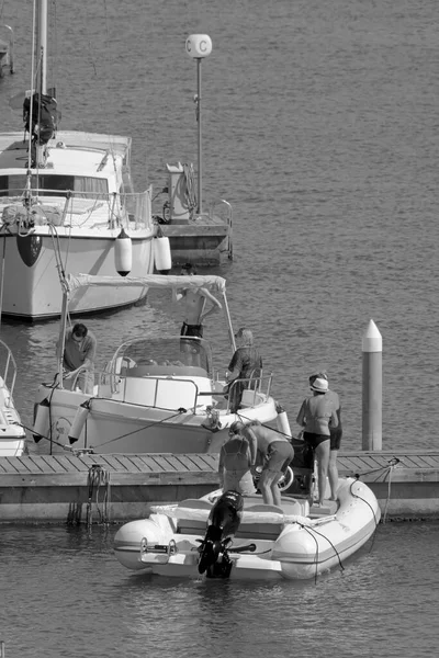 Italien Sicilien Medelhavet Marina Ragusa Ragusaprovinsen Juli 2021 Personer Motorbåtar — Stockfoto