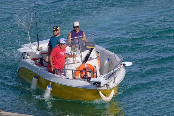 イタリア シチリア島 地中海 マリーナ ラグーザ ラグーザ州 7月2021 港のモーターボート上のスポーツ漁師 編集部 — ストック写真