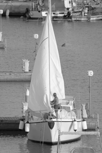 意大利 西西里 地中海 拉古萨海 拉古萨省 港口一艘帆船上的船员 — 图库照片