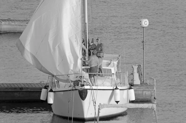 Italien Sicilien Medelhavet Marina Ragusa Ragusaprovinsen Juli 2021 Män Segelbåt — Stockfoto