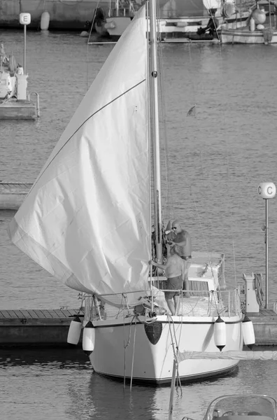 意大利 西西里 地中海 拉古萨海 拉古萨省 2021年7月4日 港口一艘帆船上的人员 Editorial — 图库照片
