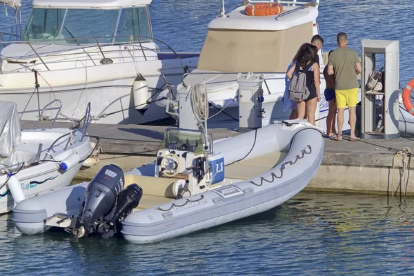意大利 西西里 地中海 拉古萨港 拉古萨省 2021年7月6日 港口内的人员和汽艇 Editorial — 图库照片