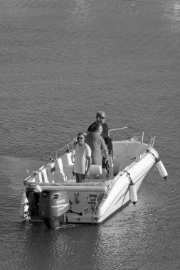 İtalya, Sicilya, Akdeniz, Marina di Ragusa (Ragusa Eyaleti); 6 Temmuz 2021, limandaki bir motorlu tekne - EDITORIAL