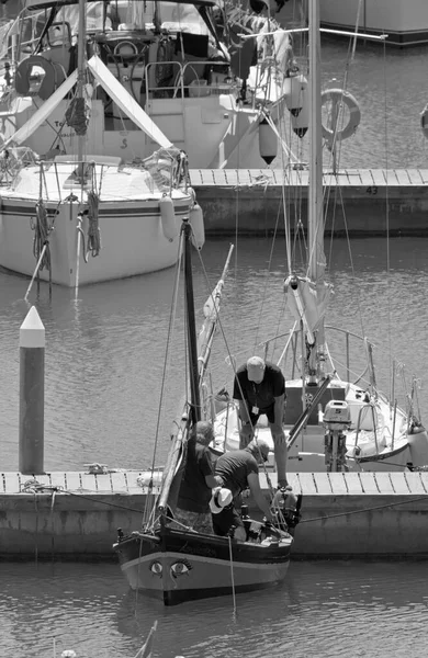 イタリア シチリア島 地中海 マリーナ ラグーザ ラグーザ州 7月2021 セーリングボートの男性と港の豪華ヨット Editorial — ストック写真