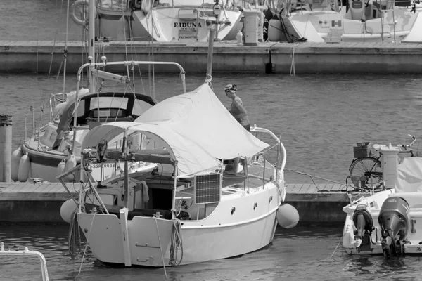 意大利 西西里 地中海 拉古萨海 拉古萨省 2021年7月9日 港口一艘帆船上的妇女 Editorial — 图库照片