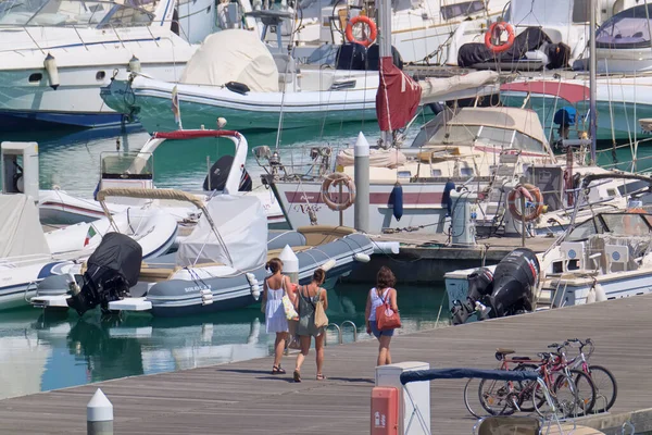 イタリア シチリア島 地中海 マリーナ ラグーザ ラグーザ州 7月2021 ポート内の人々 モーターボートや高級ヨット Editorial — ストック写真