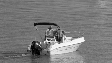 İtalya, Sicilya, Akdeniz, Marina di Ragusa (Ragusa Eyaleti); 10 Temmuz 2021, limandaki bir motorlu tekne - EDITORIAL