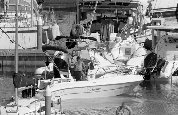意大利 西西里 地中海 拉古萨海 拉古萨省 2021年7月10日 港口的汽艇和豪华游艇上的人 Editorial — 图库照片