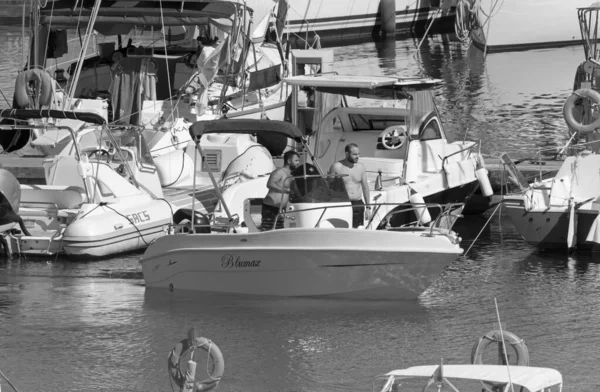 イタリア シチリア島 地中海 マリーナ ラグーザ ラグーザ州 7月2021 ポート内のモーターボートや豪華ヨット上の男性 Editorial — ストック写真