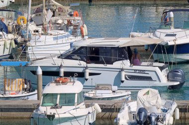 İtalya, Sicilya, Akdeniz, Marina di Ragusa (Ragusa Eyaleti); 10 Temmuz 2021, limanda lüks bir yatta insanlar - EDITORIAL