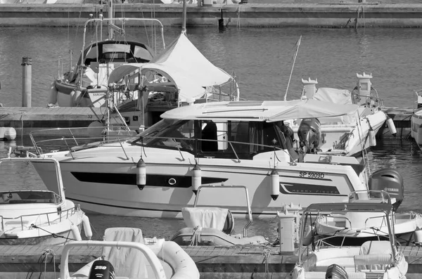 Italien Sicilien Medelhavet Marina Ragusa Ragusaprovinsen Juli 2021 Människor Lyxyacht — Stockfoto