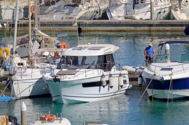 İtalya, Sicilya, Akdeniz, Marina di Ragusa (Ragusa Eyaleti); 10 Temmuz 2021, limanda lüks bir yatta insanlar - EDITORIAL