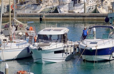 İtalya, Sicilya, Akdeniz, Marina di Ragusa (Ragusa Eyaleti); 10 Temmuz 2021, limanda lüks bir yatta insanlar - EDITORIAL