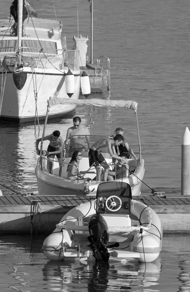 意大利 西西里 地中海 拉古萨港 拉古萨省 2021年7月11日 港口乘汽艇和豪华游艇的人 Editorial — 图库照片