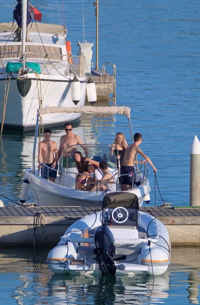 意大利 西西里 地中海 拉古萨港 拉古萨省 2021年7月11日 港口乘汽艇和豪华游艇的人 Editorial — 图库照片