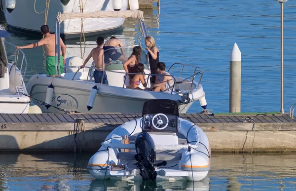 Italien Sicilien Medelhavet Marina Ragusa Ragusaprovinsen Juli 2021 Människor Motorbåt — Stockfoto