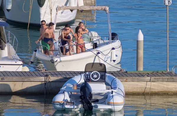 Italien Sicilien Medelhavet Marina Ragusa Ragusaprovinsen Juli 2021 Människor Motorbåt — Stockfoto