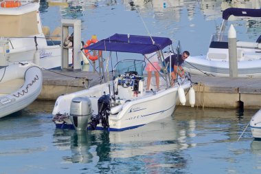 İtalya, Sicilya, Akdeniz, Marina di Ragusa (Ragusa Eyaleti); 13 Temmuz 2021, limanda bir motorlu tekne - EDITORIAL