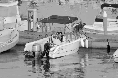 İtalya, Sicilya, Akdeniz, Marina di Ragusa (Ragusa Eyaleti); 13 Temmuz 2021, limanda bir motorlu tekne - EDITORIAL