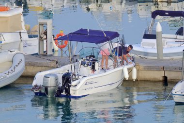 İtalya, Sicilya, Akdeniz, Marina di Ragusa (Ragusa Eyaleti); 13 Temmuz 2021, limanda bir motorlu tekne - EDITORIAL