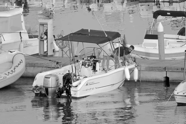 イタリア シチリア島 地中海 マリーナ ラグーザ ラグーザ州 7月2021 ポート内のモーターボート上のカップル 編集部 — ストック写真