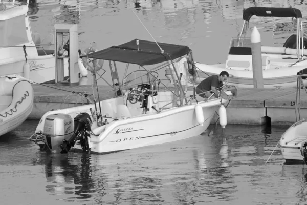 Italien Sicilien Medelhavet Marina Ragusa Ragusaprovinsen Juli 2021 Par Motorbåt — Stockfoto