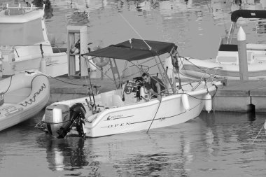 İtalya, Sicilya, Akdeniz, Marina di Ragusa (Ragusa Eyaleti); 13 Temmuz 2021, limanda bir motorlu tekne - EDITORIAL