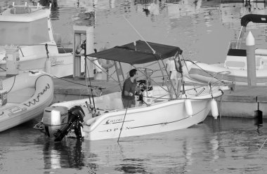 İtalya, Sicilya, Akdeniz, Marina di Ragusa (Ragusa Eyaleti); 13 Temmuz 2021, limanda bir motorlu tekne - EDITORIAL