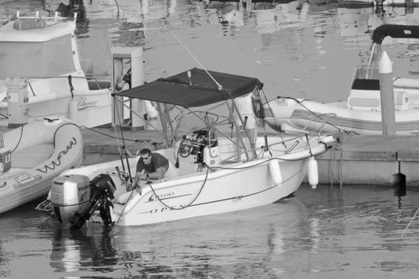 Italien Sicilien Medelhavet Marina Ragusa Ragusaprovinsen Juli 2021 Par Motorbåt — Stockfoto