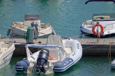 İtalya, Sicilya, Akdeniz, Marina di Ragusa (Ragusa ili); 14 Temmuz 2021, limanda motorlu tekne - EDITORIAL