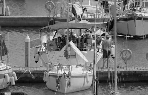 意大利 西西里 地中海 拉古萨海 拉古萨省 港口内的人员和帆船 — 图库照片