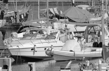 İtalya, Sicilya, Akdeniz, Marina di Ragusa (Ragusa ili); 14 Temmuz 2021, limanda motorlu tekneler ve lüks yatlar - EDITORIAL