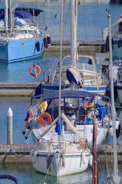 İtalya, Sicilya, Akdeniz, Marina di Ragusa (Ragusa Eyaleti); limanda yelkenli tekneler 