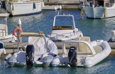 İtalya, Sicilya, Akdeniz, Marina di Ragusa (Ragusa ili); 16 Temmuz 2021, limanda motorlu tekneler ve lüks yatlar - EDITORIAL