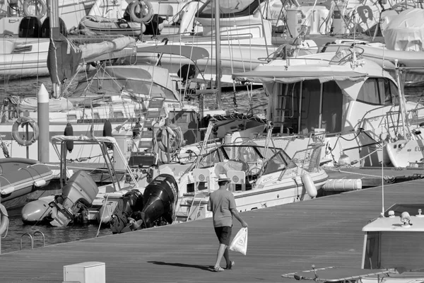 Italien Sicilien Medelhavet Marina Ragusa Ragusaprovinsen Juli 2021 Människor Motorbåtar — Stockfoto