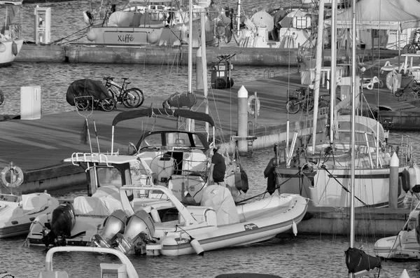 이탈리아 시칠리아해 지중해해 마리나 디라구 라구사 2021 사람들 모터보트와 요트가 — 스톡 사진