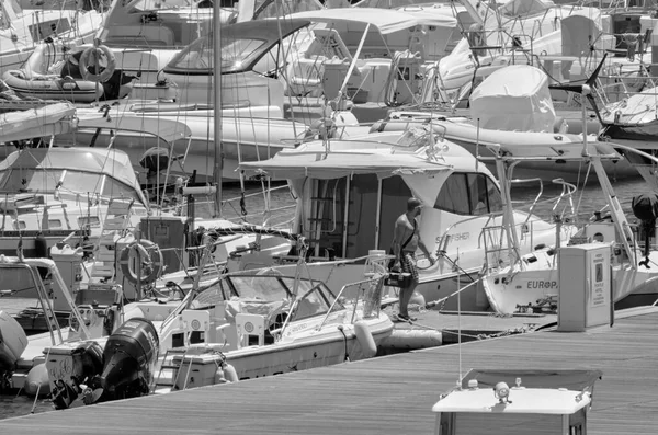 イタリア シチリア島 地中海 マリーナ ラグーザ ラグーザ州 7月2021 ポート内の人々 モーターボートや高級ヨット Editorial — ストック写真