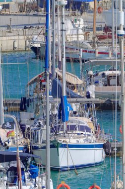 İtalya, Sicilya, Akdeniz, Marina di Ragusa (Ragusa ili); 17 Temmuz 2021, limanda yelkenli tekneleri - EDITORIAL