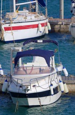 İtalya, Sicilya, Akdeniz, Marina di Ragusa (Ragusa ili); 17 Temmuz 2021, limanda lüks yatlar - EDITORIAL