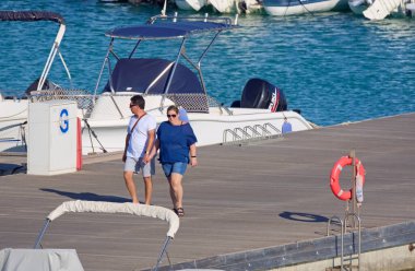 İtalya, Sicilya, Akdeniz, Marina di Ragusa (Ragusa ili); 18 Temmuz 2021, limandaki insanlar, motorlu tekneler ve lüks yatlar - EDITORIAL