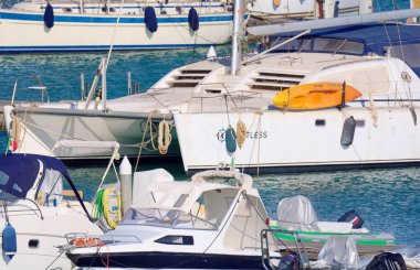 İtalya, Sicilya, Akdeniz, Marina di Ragusa (Ragusa ili); 18 Temmuz 2021, limanda motorlu tekneler ve lüks yatlar - EDITORIAL