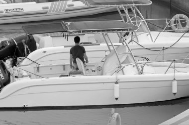 İtalya, Sicilya, Akdeniz, Marina di Ragusa (Ragusa ili); 19 Temmuz 2021, limandaki insanlar, motorlu tekneler ve lüks yatlar - EDITORIAL
