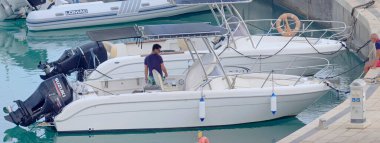 İtalya, Sicilya, Akdeniz, Marina di Ragusa (Ragusa ili); 19 Temmuz 2021, limandaki insanlar, motorlu tekneler ve lüks yatlar - EDITORIAL