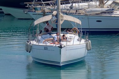 İtalya, Sicilya, Akdeniz, Marina di Ragusa (Ragusa Eyaleti); 20 Temmuz 2021, limandaki bir yelkenli ve lüks yatlarda yaşayan insanlar - EDITORIAL