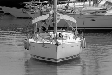 İtalya, Sicilya, Akdeniz, Marina di Ragusa (Ragusa Eyaleti); 20 Temmuz 2021, limandaki bir yelkenli ve lüks yatlarda yaşayan insanlar - EDITORIAL