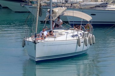 İtalya, Sicilya, Akdeniz, Marina di Ragusa (Ragusa Eyaleti); 20 Temmuz 2021, limandaki bir yelkenli ve lüks yatlarda yaşayan insanlar - EDITORIAL