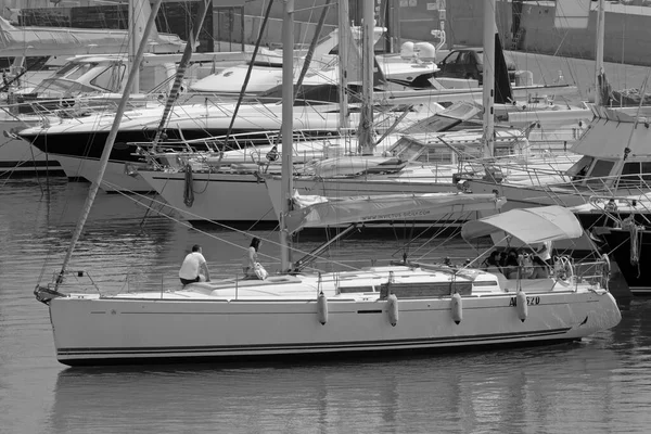 意大利 西西里 地中海 拉古萨港 拉古萨省 2021年7月20日 港口乘游艇和豪华游艇的人 Editorial — 图库照片