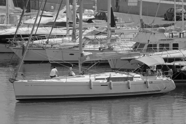 イタリア シチリア島 地中海 マリーナ ラグーザ ラグーザ州 2021年7月20日 港内のセーリングボートや豪華ヨットの人々 Editorial — ストック写真